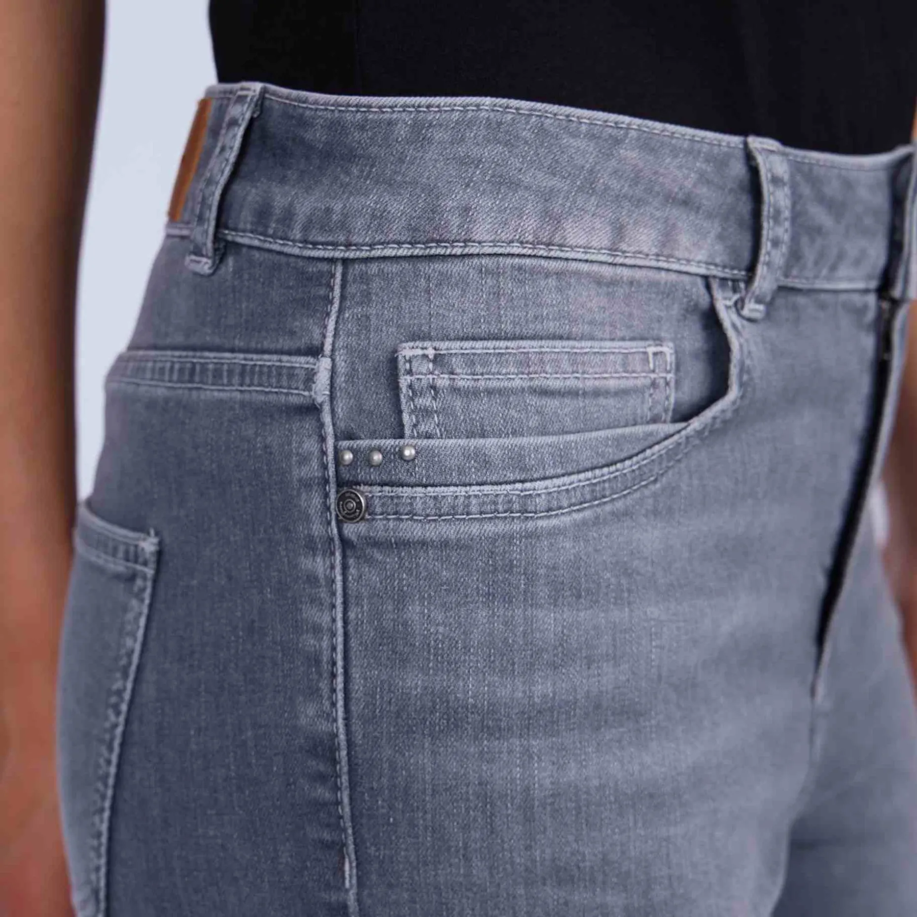 Femme Mise Au Green Jean Charly grey bleached